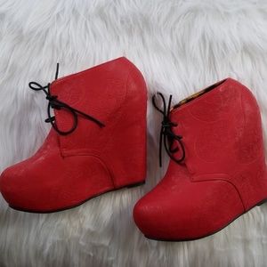 Like new iron fist red skull platform booties